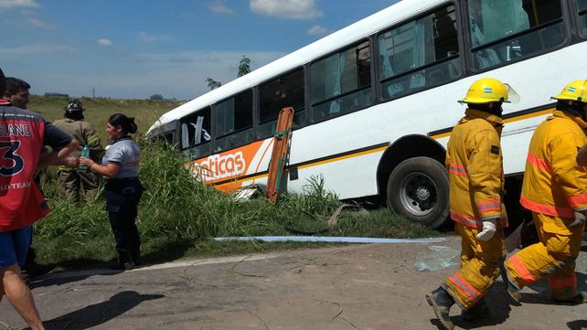 Las crudas imágenes del choque frontal de los micros de Monticas en la ruta 33