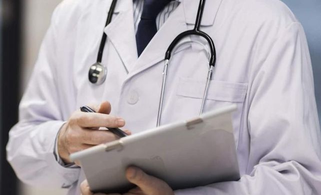 Un médico de 82 años fue detenido acusado de abusar sexualmente de una paciente