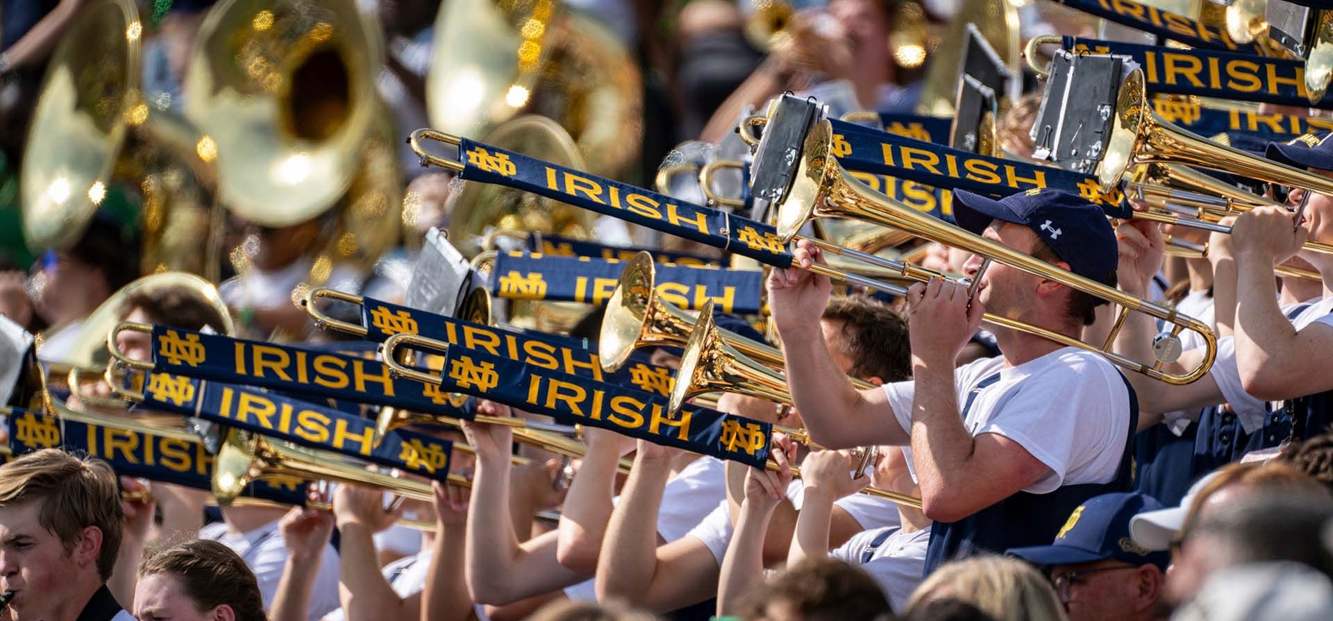 Miembros de la banda de marcha de Notre Dame actúan durante un descanso en un partido de fútbol americano universitario de la NCAA contra Central Michigan en South Bend, Indiana. (Foto AP/Doug McSchoolero) Miembros de la banda de marcha de Notre Dame actúan durante un descanso en un partido de fútbol americano universitario de la NCAA contra Central Michigan en South Bend, Indiana. (Foto AP/Doug McSchoolero)