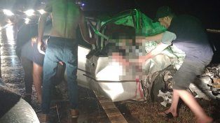 &nbsp;Un auto y un camión, chocaron en el kilómetro 123 de la RN12, en cercanías de Ceibas. Las tres personas que viajaban en el auto sufrieron lesiones graves