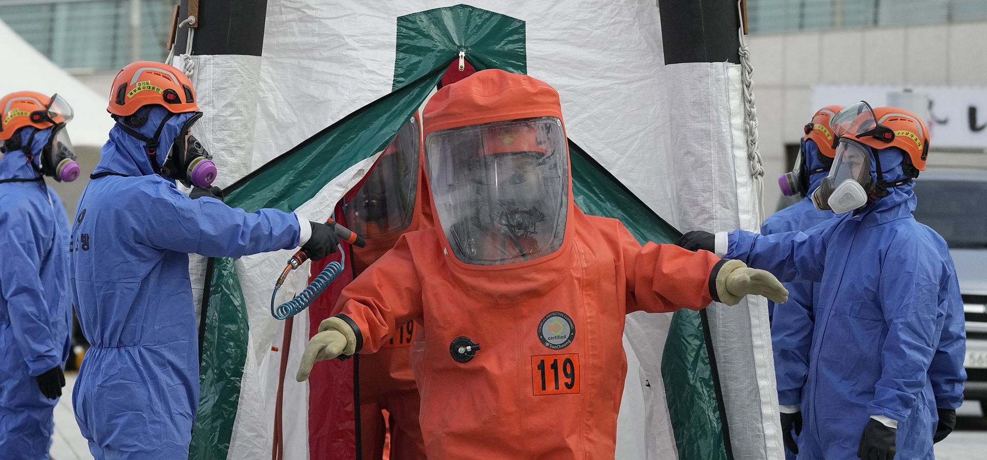 Bomberos de Corea del Sur salen de una caja inflable para descontaminación durante un entrenamiento nacional integral contra el terrorismo en Goyang, Corea del Sur, el jueves 27 de octubre de 2022. Varias agencias gubernamentales, incluidos el departamento de policía, la guardia costera, el ministerio de defensa, el departamento de bomberos y la agencia de inteligencia del país tomó parte en el ejercicio.