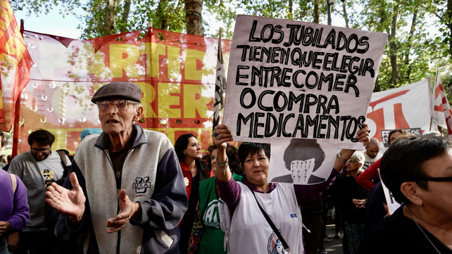 Más de 252.000 jubilados santafesinos que cobran la mínima con bono vieron deteriorarse sus ingresos.
