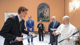 El Papa León XIV recibió a Jannik Sinner en su primer encuentro con un deportista.