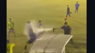 En San Genaro. Un policía rocía de gas pimienta a uno de los jugadores alterados. (Imagen de video)
