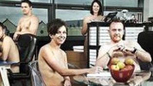 Van desnudos al trabajo un d&iacute;a a la semana para aumentar la confianza