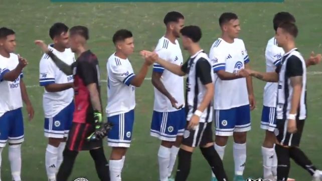 El saludo previo de Leones FC y El Porvenir en Arroyo Seco. Otro debut de un equipo de la Rosarina en la AFA.