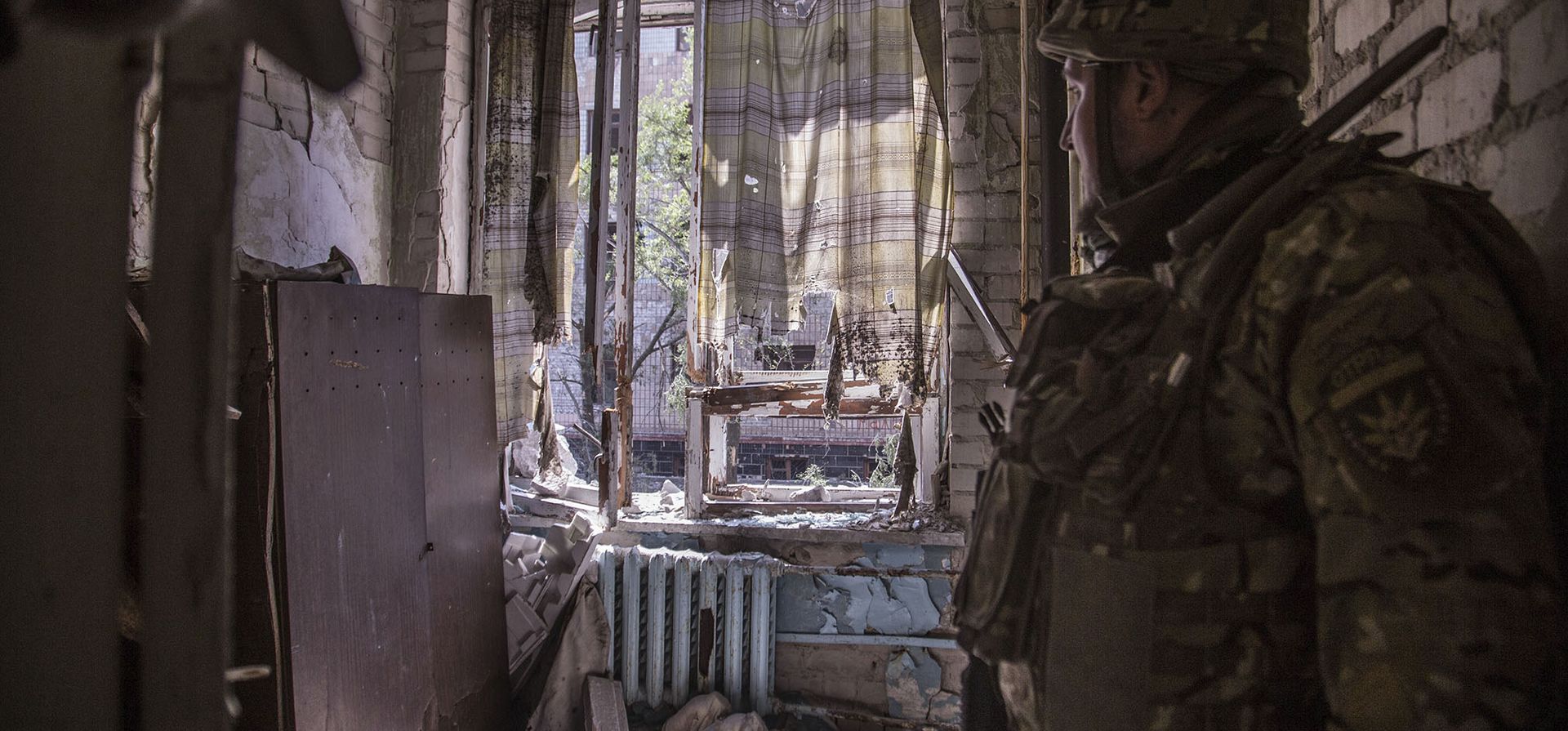 Un soldado ucraniano toma posición durante intensos combates en el frente en Severodonetsk, región de Lugansk, Ucrania.