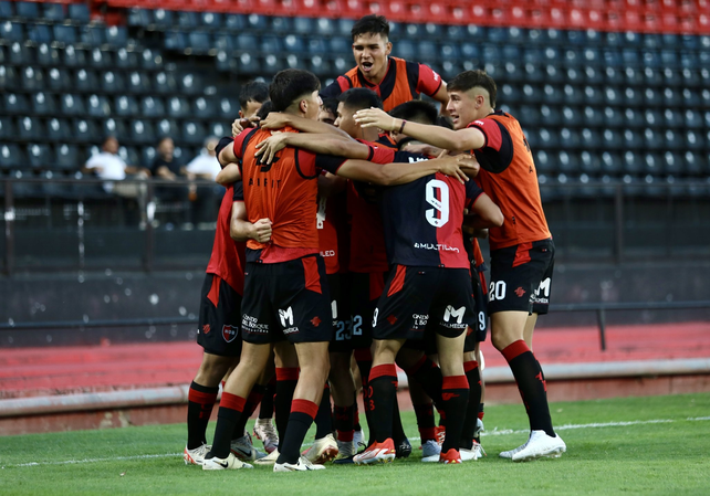 Festejo leproso. Newells es el primer clasificado a los cuartos de final en la Copa Proyección.