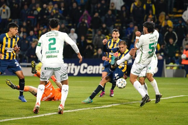 Central, con suplentes, goleó 4 a 2 a Sarmiento en el Gigante