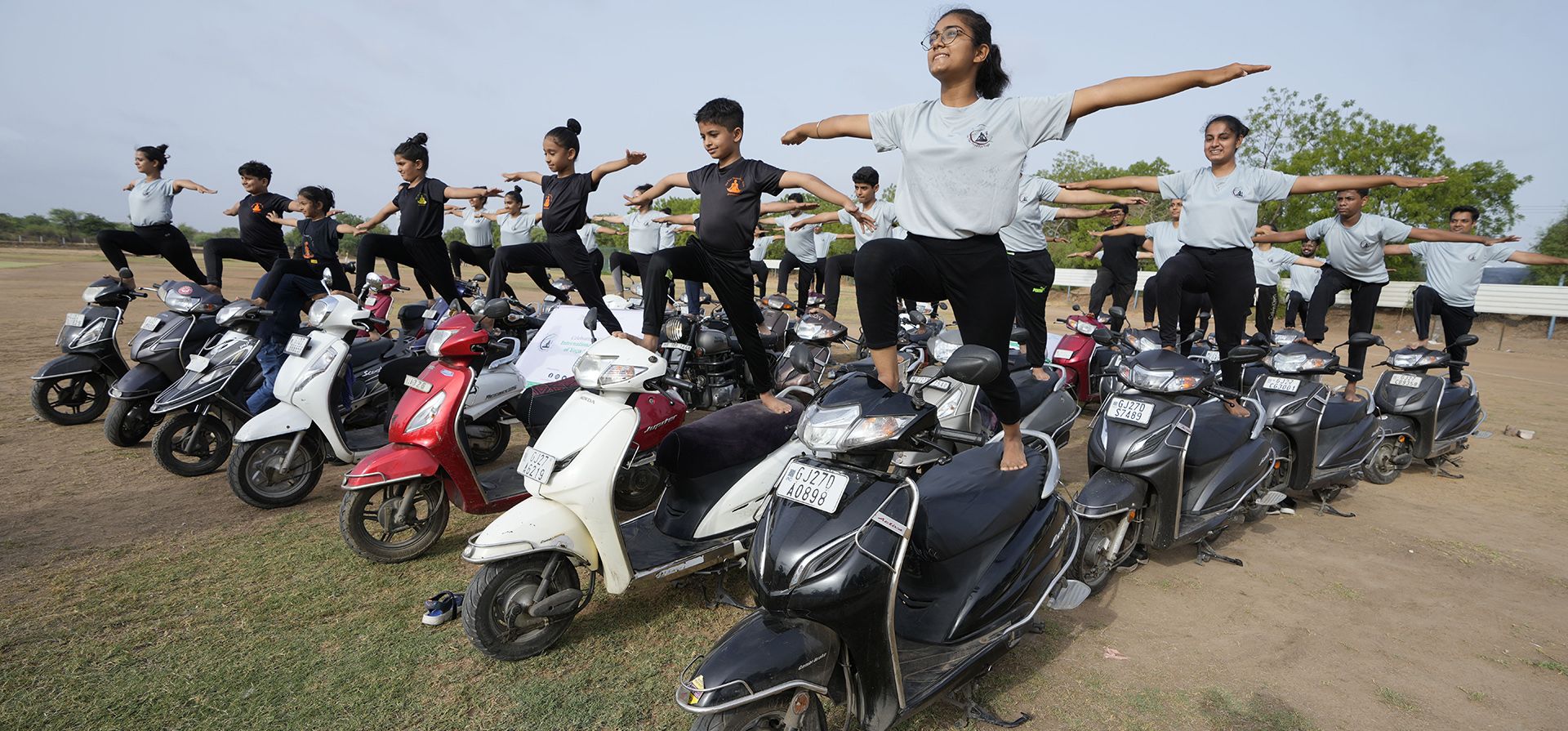 Personas practican yoga para conmemorar el Día Internacional del Yoga en Ahmedabad, India, el martes 21 de junio de 2022. Los entusiastas del yoga de todo el mundo participaron el martes en eventos masivos de yoga para conmemorar el Día del Yoga.
