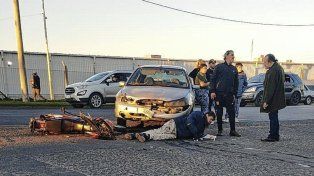 La persona herida en el choque fue asistida por los vecinos ante la demora de la ambulancia.