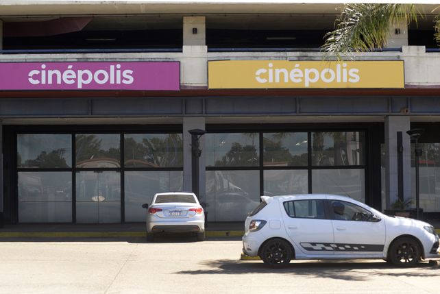 Vacíos. Los locales contiguos al sector de cines hace muchosaños que están cerrados.