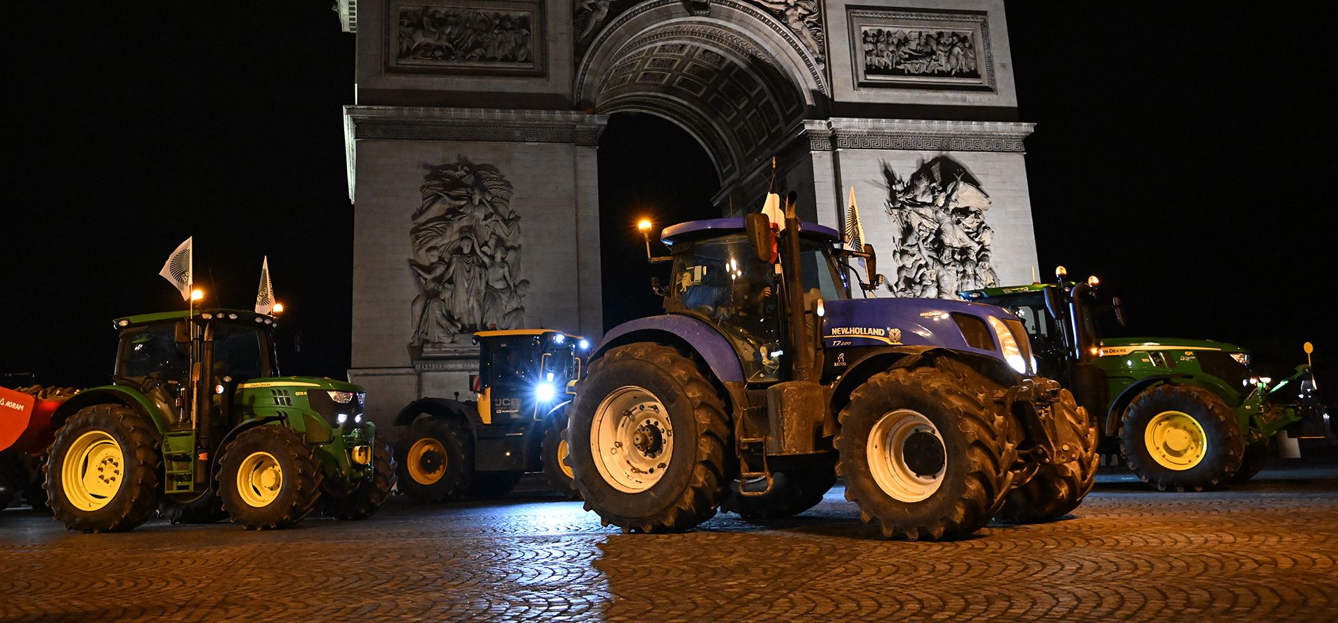 Agricultores conducen sus tractores frente al Arco del Triunfo en protesta contra el acuerdo comercial del Mercosur, el martes 13 de enero de 2026 en París. (Foto AP/Emma Da Silva) Agricultores conducen sus tractores frente al Arco del Triunfo en protesta contra el acuerdo comercial del Mercosur, el martes 13 de enero de 2026 en París. (Foto AP/Emma Da Silva)