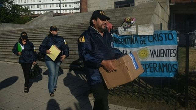 operativo. Efectivos de fuerzas de seguridad se llevan cajas del edificio de la Armada en Buenos Aires.