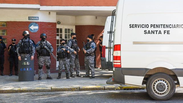 Efectivos del Servicio Penitenciario custodian en el ingreso al edificio donde ocurrió el hecho en el que la docente fue quemada por su pareja.