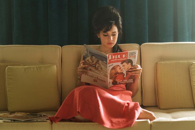 Primer desengaño: Priscilla lee en una revista la supuesta infidelidad de Elvis con Anne Margret mientras rodaban Viva Las Vegas.