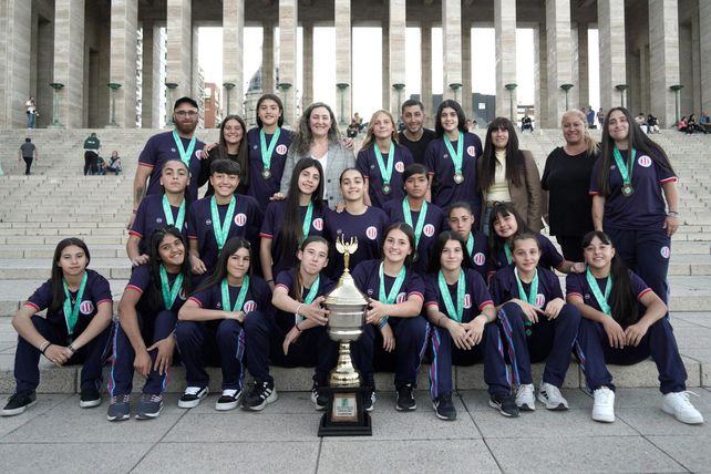 Las mejores de Santa Fe. Silvina Giammaría junto al seleccionado campeón de la provincia en la temporada 2025.&nbsp;