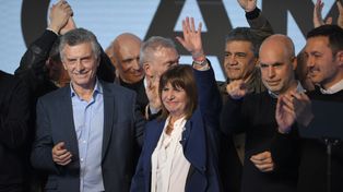 La ganadora de las Paso de Juntos por el Cambio, Patricia Bullrich, junto al ex presidente Mauricio Macri y al ex precandidato Horacio Rodríguez Larreta.