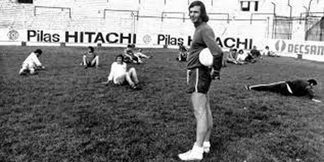 El Flaco conduce la práctica del globo en un equipo que marcó una época y se coronó campeón en 1973.