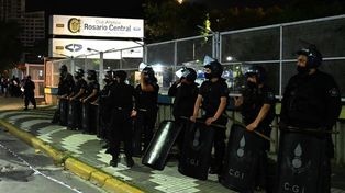El procedimiento en la cancha concluyó con un joven bajo arresto por homicidio.