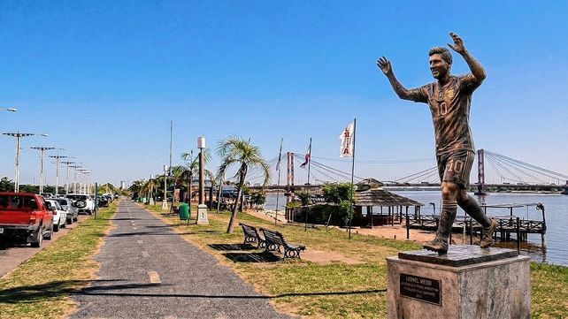 Homenaje artístico. Se contempla la gestión para una escultura o intervención en homenaje al capitán argentino.