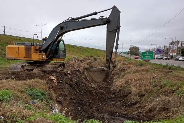El municipio puso en marcha retroexcavadoras en zanjones de Circunvalación