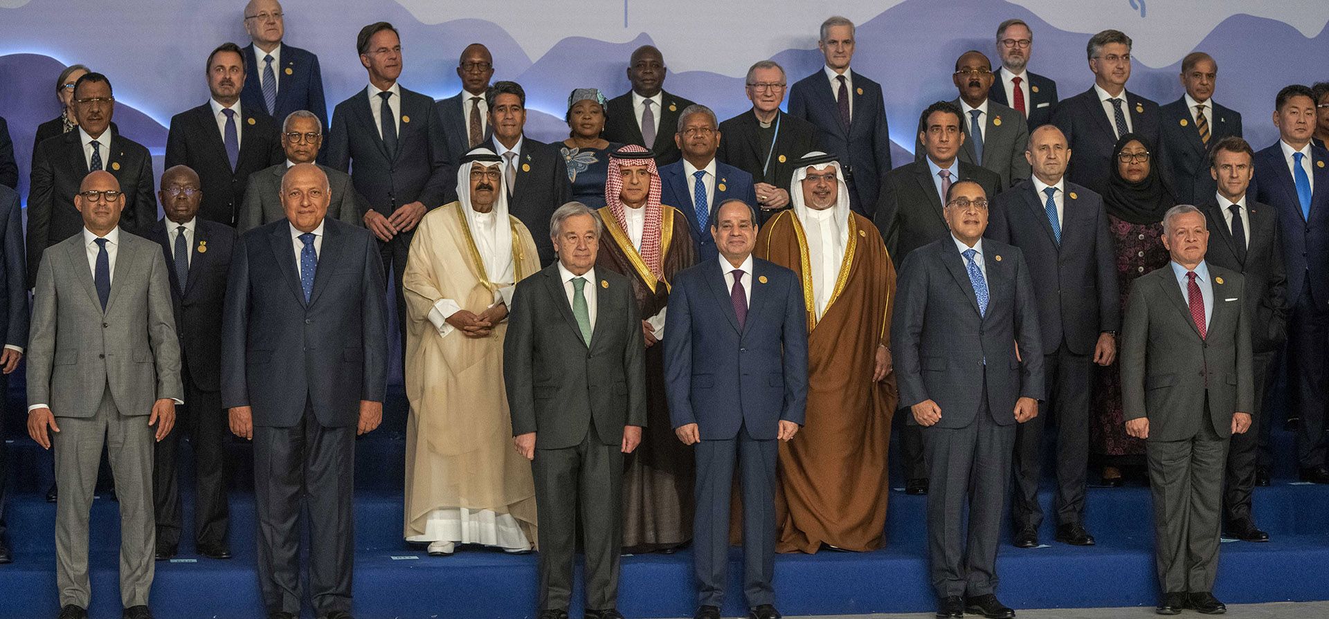 El presidente egipcio, Abdel Fattah El-Sisi, en el centro a la derecha, y el secretario general de las Naciones Unidas, Antonio Guterres, en el centro a la izquierda, se preparan con otros líderes para una foto grupal en la Cumbre Climática COP27 de la ONU, en Sharm el-Sheikh, Egipto, el lunes 7 de noviembre de2022. (Foto AP/Nariman El-Mofty)