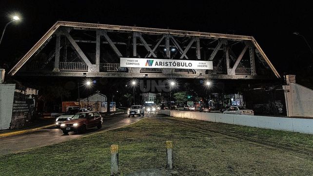 Puente Negro renovado: Se inauguró la nueva iluminación LED en el histórico Puente de la Independencia Argentina.