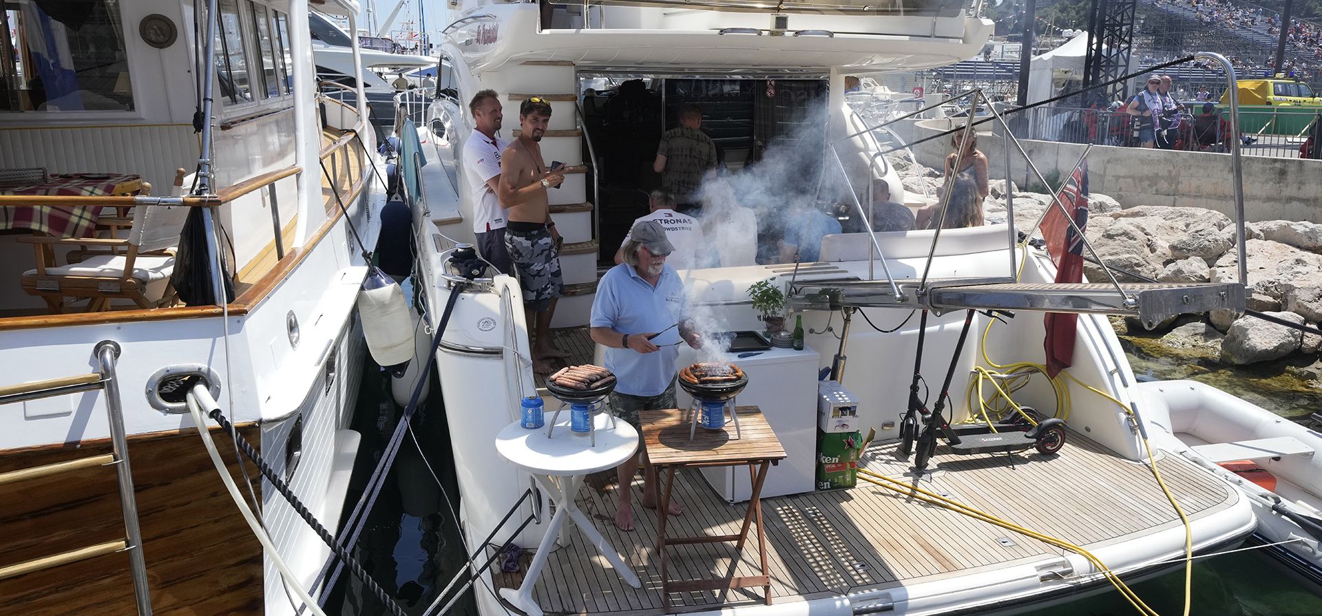 Un hombre se ocupa de una barbacoa en un barco cerca de la pista antes de la primera sesión de práctica de Fórmula Uno en el circuito de Mónaco, en Mónaco, el viernes 26 de mayo de 2023. La carrera de Fórmula Uno se llevará a cabo el domingo. (Foto AP/Luca Bruno) Un hombre se ocupa de una barbacoa en un barco cerca de la pista antes de la primera sesión de práctica de Fórmula Uno en el circuito de Mónaco, en Mónaco, el viernes 26 de mayo de 2023. La carrera de Fórmula Uno se llevará a cabo el domingo. (Foto AP/Luca Bruno)