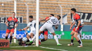 La pelota ya cruzó la línea. Será el segundo y agónico gol de Independiente Rivadavia que dejó afuera de la Copa Argentina a Central Córdoba. Los jugadores protestaron la cantidad de tiempo adicionado por el árbitro.
