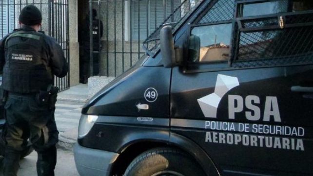 La Policía de Seguridad Aeroportuaria (PSA) estuvo a cargo de los allanamientos y detenciones de los miembros de la banda.