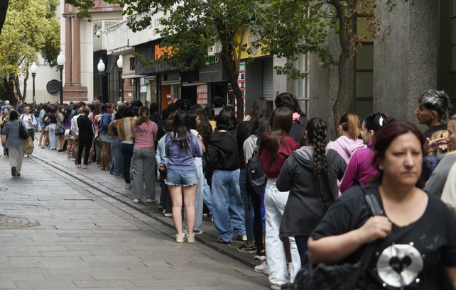 Cientos de personas esperan para ingresar a un reconocido local de ropa en la peatonal Córdoba por su liquidación