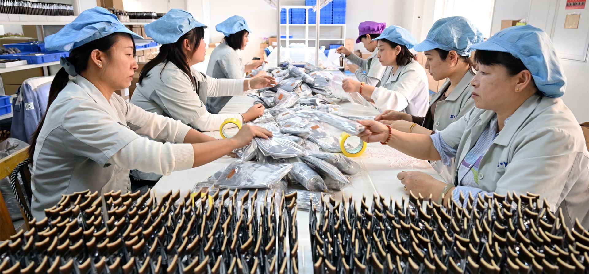 Trabajadores de una fábrica de brochas de maquillaje en el condado de Qingxian, en la provincia de Hebei, al norte de China, Cangzhou, China. Fotografía: Xinhua/Shutterstock Trabajadores de una fábrica de brochas de maquillaje en el condado de Qingxian, en la provincia de Hebei, al norte de China, Cangzhou, China. Fotografía: Xinhua/Shutterstock