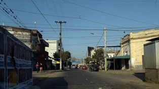 Chocó a una pareja de ladrones y la chica perdió una pierna