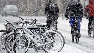 Fuertes tormentas de nieve colapsan el transporte en Inglaterra y Gales