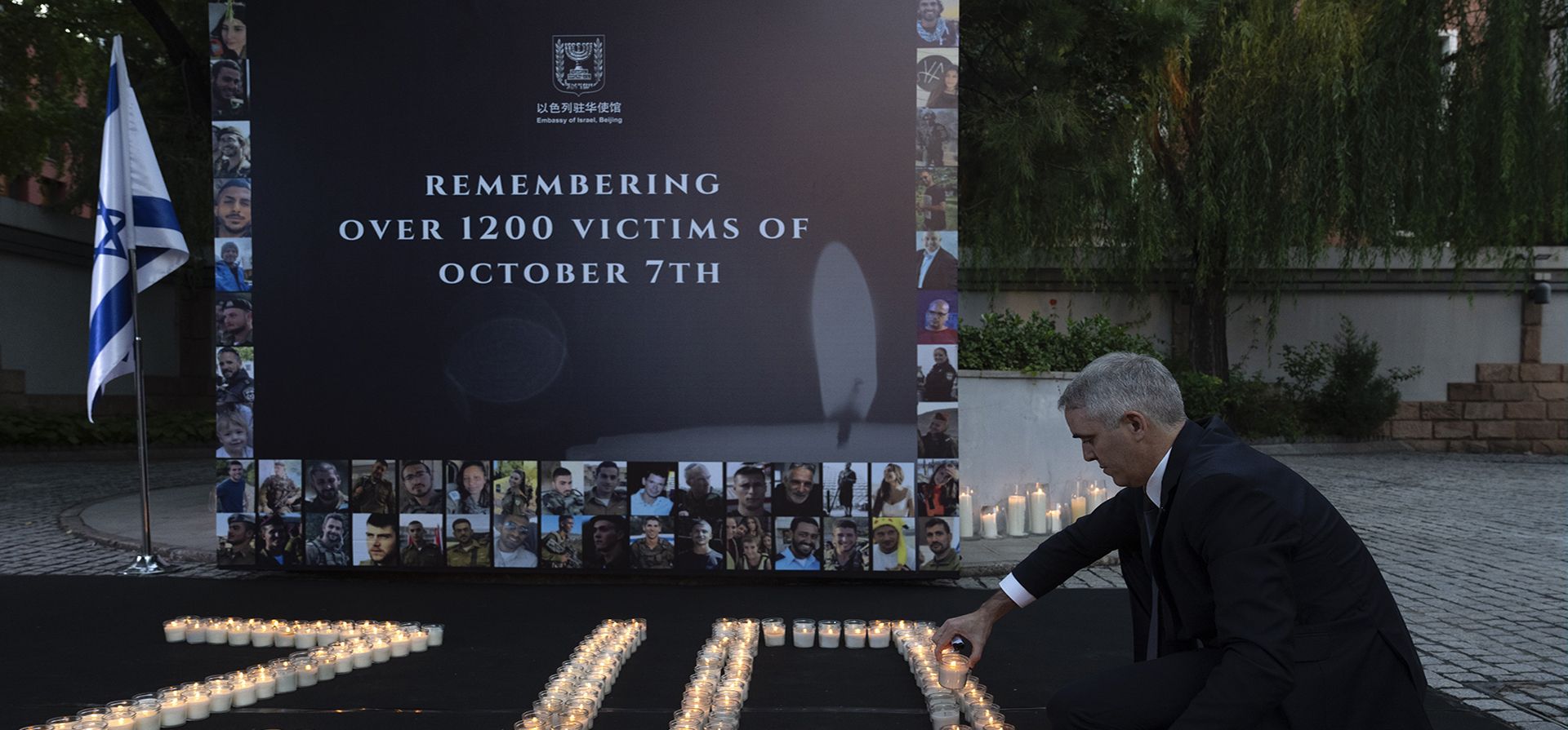 Un miembro del personal enciende velas en un monumento a las víctimas en el primer aniversario del ataque de Hamas a Israel en la embajada de Israel en Beijing, el lunes 7 de octubre de 2024. (Foto AP/Ng Han Guan)