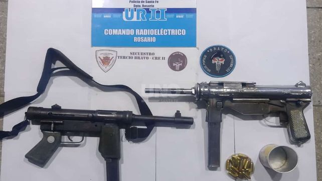 Las ametralladoras cargadas que llevaban los jóvenes en un bolso