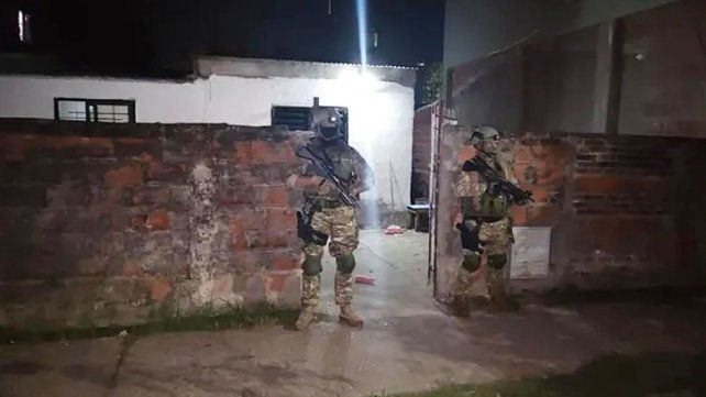 La policía detuvo a dos jóvenes en Rosario y se investiga si tuvieron participación en el asesinato del playero Bruno Bussanich. Secuestraron prendas con sangre