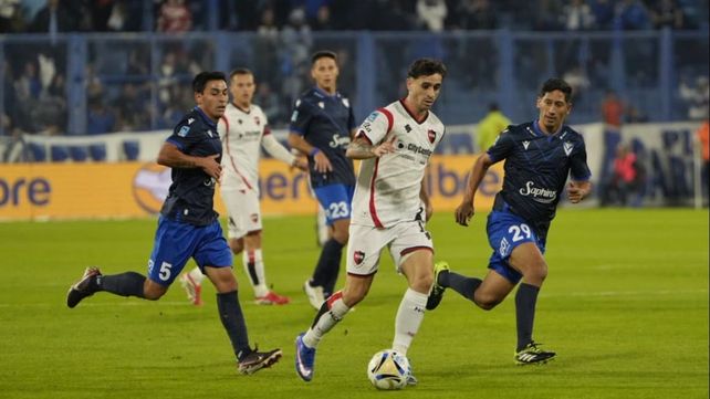 El extremo de Newells Walter Mazzantti se escapa a la marca del doble 5 de Vélez en Liniers.