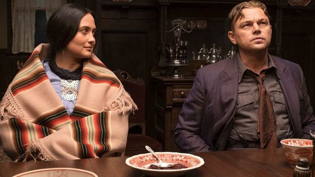 Lily Gladstone y Leonardo DiCaprio en Killers of the Flower Moon.&nbsp;