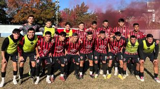 Los rojinegros de Unión de Alvarez, dirigidos por César Gáspari, que obtuvieron un gran triunfo en el debut de la Copa Santa Fe.