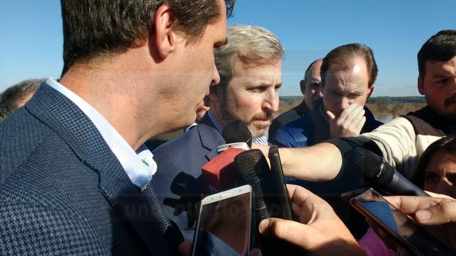 Frigerio recorrió zonas afectadas por la crecida del río Uruguay, en Concordia