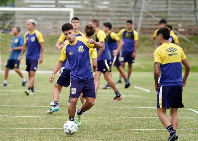 Los futbolistas de Central ya arrancaron con la práctica. La entrada en calor fue con fútbol-tenis.