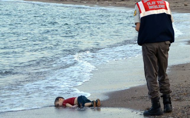 Desgarrador. El niño sirio que apareció muerto en la costa turca. Una imagen que tiene que generar la reacción del mundo entero.