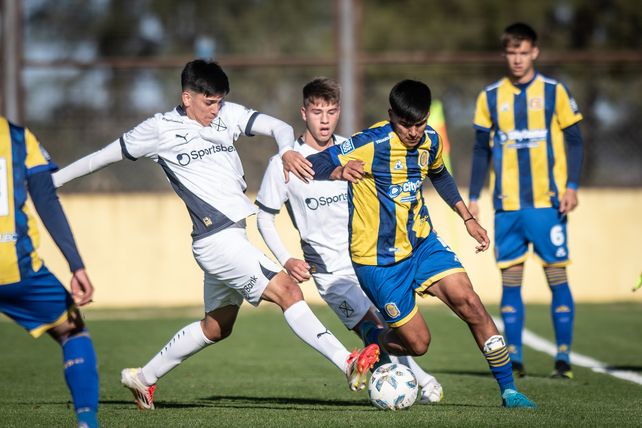 Giovanni Cantizano intenta el desequilibrio por izquierda en el empate sin goles contra Independiente.