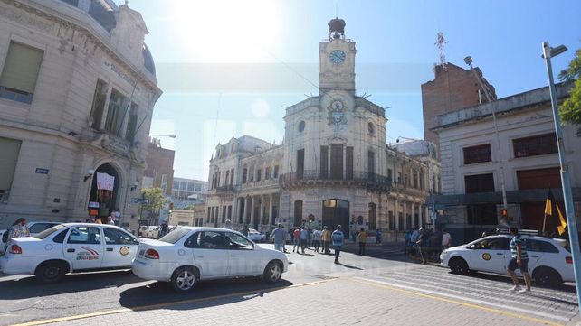 Taxistas de Paraná cortan calles para poder aumentar tarifa