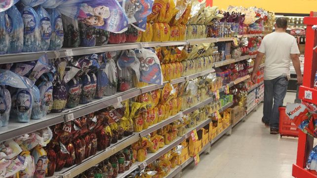 Lo filmaron comiéndose un huevo de Pascuas en un supermercado y fue apresado