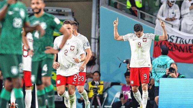 Polonia le ganó 2-0 a Arabia Saudita y quedó como único puntero del Grupo C.