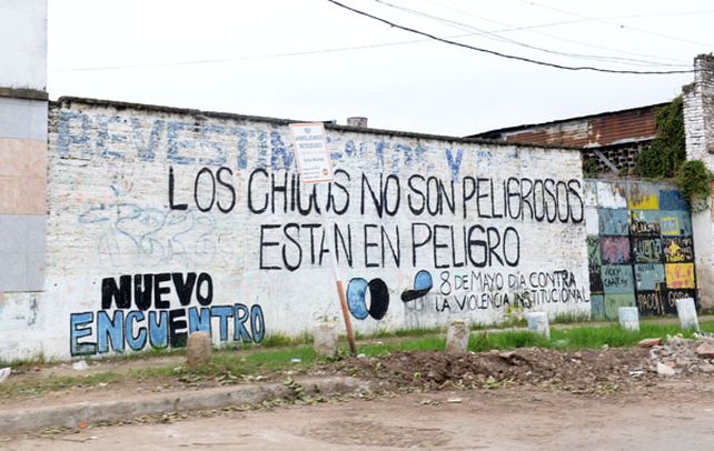 elocuente. Un tapial en medio de la villa y un mensaje claro: “Los chicos están en peligro”.