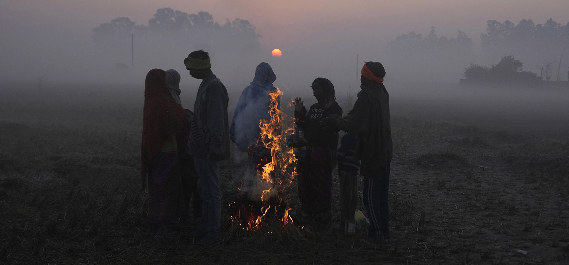 Personas se calientan alrededor de una fogata en una fría mañana cerca de la zona fronteriza de India-Pakistán de Ranbir Singh Pura, a unos 35 kilómetros al sur de Jammu, India, martes 19 de diciembre de 2023. (AP Photo/Channi Anand) Personas se calientan alrededor de una fogata en una fría mañana cerca de la zona fronteriza de India-Pakistán de Ranbir Singh Pura, a unos 35 kilómetros al sur de Jammu, India, martes 19 de diciembre de 2023. (AP Photo/Channi Anand)